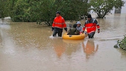 Männer und Frauen der Salzburger Feuerwehren helfen diese Woche in den Hochwassergebieten tatkräftig mit. (Bild: FF Bruck/Maishofen)