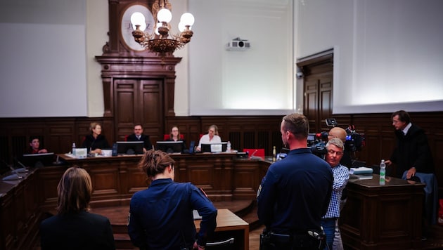 The jury court unanimously found the defendant (left) guilty. (Bild: Scharinger Daniel/Pressefoto Scharinger © Daniel Scharinger)