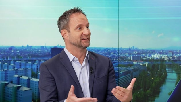 Matthias Strolz in the krone.tv studio (Bild: krone.tv )