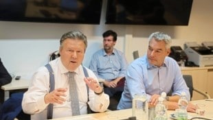 „Krisen-Koalition“: Wiens Bürgermeister Michael Ludwig (SPÖ) und Bundeskanzler Karl Nehammer (ÖVP) bei gemeinsamer Lagebesprechung. Fazit: „Beeindruckend, wie Österreich zusammensteht.“ (Bild: Zwefo)