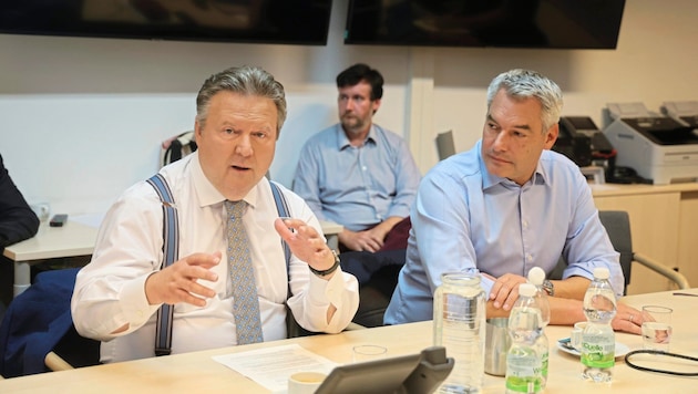 „Krisen-Koalition“: Wiens Bürgermeister Michael Ludwig (SPÖ) und Bundeskanzler Karl Nehammer (ÖVP) bei gemeinsamer Lagebesprechung. Fazit: „Beeindruckend, wie Österreich zusammensteht.“ (Bild: Zwefo)