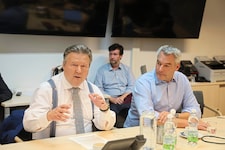 „Krisen-Koalition“: Wiens Bürgermeister Michael Ludwig (SPÖ) und Bundeskanzler Karl Nehammer (ÖVP) bei gemeinsamer Lagebesprechung. Fazit: „Beeindruckend, wie Österreich zusammensteht.“ (Bild: Zwefo)