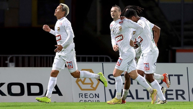 Am Freitagabend feierte Daniel Au Yeong (l.) mit seinen Lustenauer Teamkollegen sein Tor zum 2:0 bei Kapfenberg. (Bild: GEPA pictures)