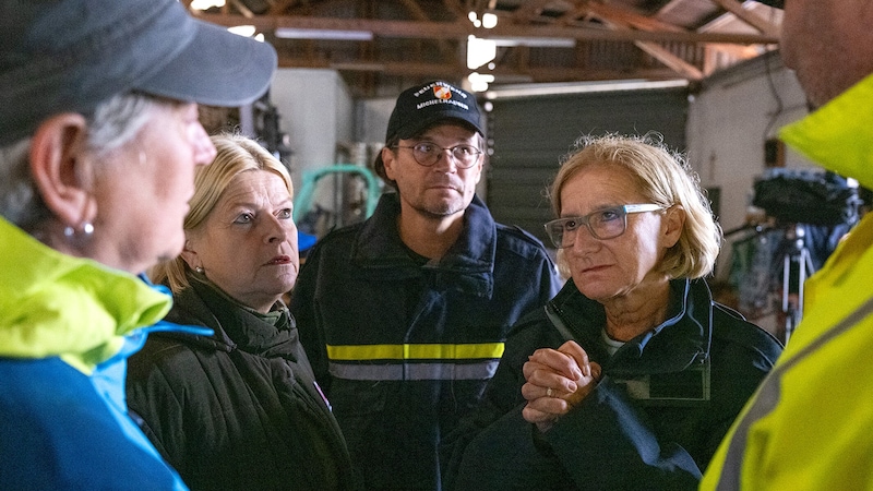 Mikl-Leitner mit Tanner und Bürgermeister Heinl, der auch persönlich vom Hochwasser betroffen ist. (Bild: NLK Pfeffer)