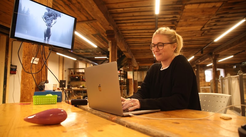 Stephanie Meisl will mit ihrer Arbeit eine Brücke zwischen neuen Technologien und traditionellen Künsten schlagen. (Bild: Tröster Andreas)