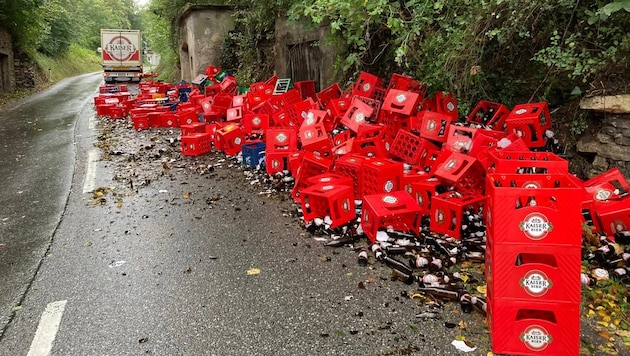 In der Kurve verlor der Lkw einen Großteil seiner Ladung. (Bild: FF Pöchlarn)