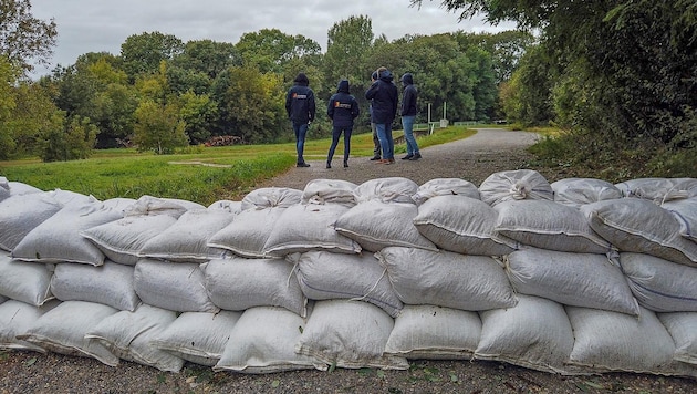 Vielerorts sind zur Absicherung Sandsäcke aufgestapelt. (Bild: Christian Zenger)