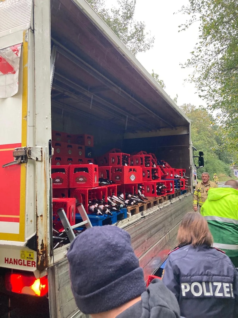 The crates were then loaded back into the truck by hand. (Bild: FF Pöchlarn)