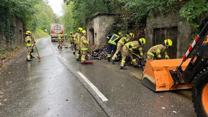 A truck lost large parts of its load on a left-hand bend in Eisensstraße.