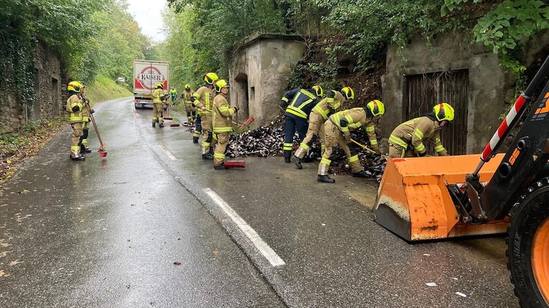 A truck lost large parts of its load on a left-hand bend in Eisensstraße. (Bild: FF Pöchlarn)