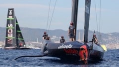 Ein Lebenszeichen des Teams Alinghi Red Bull ... (Bild: AFP)