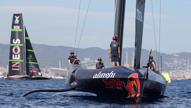 A sign of life from Team Alinghi Red Bull ... (Bild: AFP)