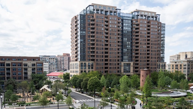 At the two Amazon headquarters in Seattle and Arlington near Washington (pictured), fixed workstations are to be reintroduced instead of the usual desk bookings. (Bild: AFP/Andrew Caballero-Reynolds)