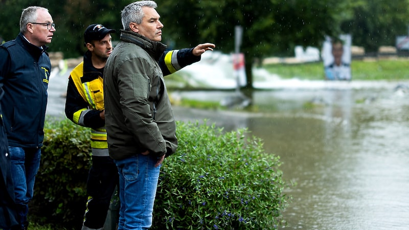 Karl Nehammer beim Lage-Check in Hadersdorf am Kamp (Bild: APA/BKA/CHRISTOPHER DUNKER)