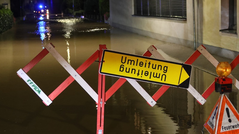 Das Wasser forderte die Einsatzkräfte massiv (Bild: Matthias Lauber/laumat.at/laumat)