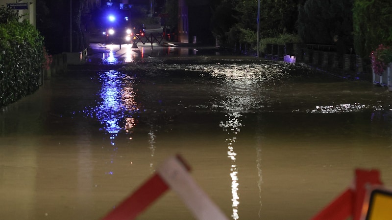 Roads were closed in the center of Pichl bei Wels (Bild: Matthias Lauber/laumat.at/laumat)