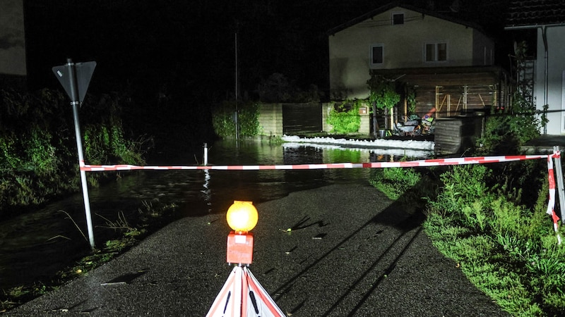 The Grünbach burst its banks in Gunskirchen (Bild: Matthias Lauber/laumat.at/laumat)