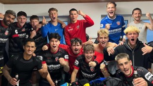Die Kicker des FC Bizau jubelten über den Sieg in Sulz und die Tabellenführung.