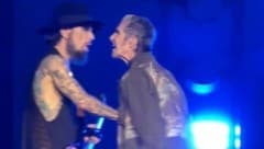 Video zeigt, wie Perry Farrell auf Dave Navarro losgeht. (Bild: YouTube)