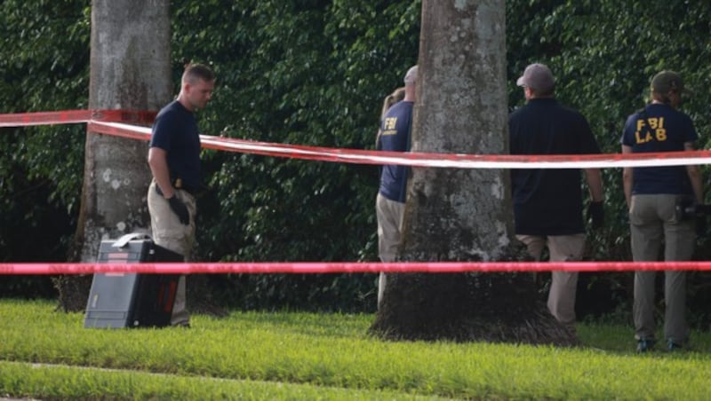 Polizeikräfte untersuchten die Gegend um den Trump International Golf Club. (Bild: APA/Getty Images via AFP/GETTY IMAGES/JOE RAEDLE)