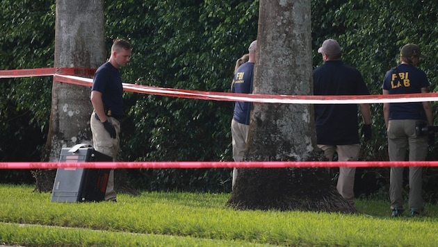 Police forces continue to investigate the area around the Trump International Golf Club. (Bild: APA/Getty Images via AFP/GETTY IMAGES/JOE RAEDLE)