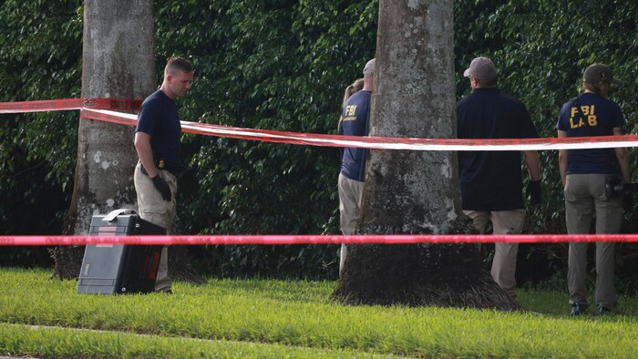 Polizeikräfte untersuchten die Gegend um den Trump International Golf Club.