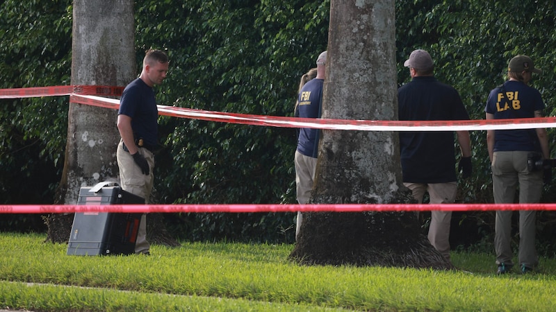 Polizeikräfte untersuchen weiterhin die Gegend um den Trump International Golf Club. (Bild: APA/Getty Images via AFP/GETTY IMAGES/JOE RAEDLE)