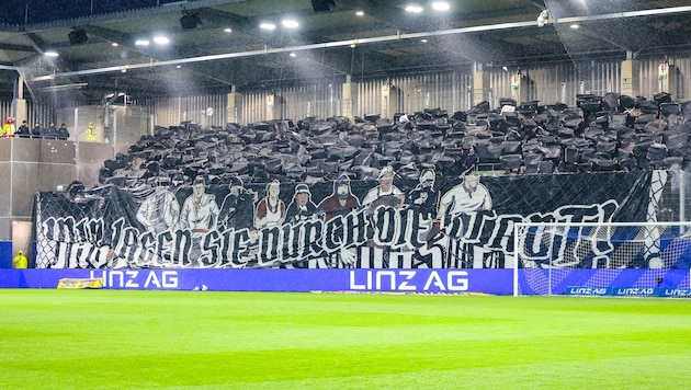 Die Fans des LASK beim Linzer Derby (Bild: GEPA)