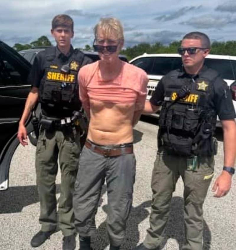 Police officers arrest suspect Ryan Routh. (Bild: ASSOCIATED PRESS)