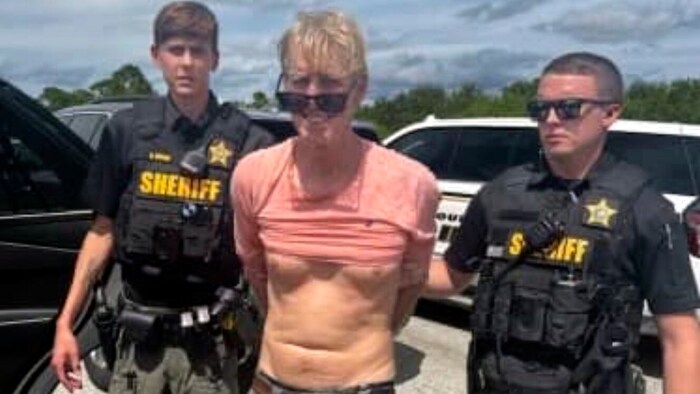 Polizeibeamte verhaften den Verdächtigen Ryan Routh.