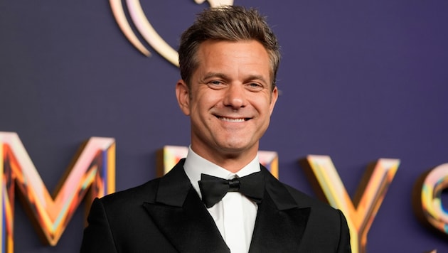 Joshua Jackson strahlt bei den Emmys in die Kameras. (Bild: AP ( via APA) Austria Presse Agentur/Jae C. Hong/Invision)