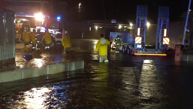 In der Nacht auf Dienstag gab es noch einzelne Einsätze im Bundesland Salzburg. Sorgen bereitete vor allem die Fischach in Seekirchen (Bild). (Bild: FF Seekirchen)