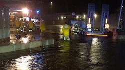 In der Nacht auf Dienstag gab es noch einzelne Einsätze im Bundesland Salzburg. Sorgen bereitete vor allem die Fischach in Seekirchen (Bild). (Bild: FF Seekirchen)