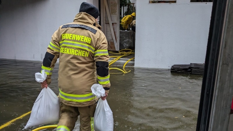 Die Feuerwehr Seekirchen stellte zahlreiche Sandsäcke zur Verfügung. (Bild: FF Seekirchen)