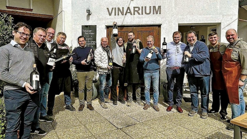 The Sautanz at the Zum fröhlichen Arbeiter inn in Apetlon is a cult event. Whether Lake Neusiedl, Eisenberg, Blaufränkischland or Leithaberg - winegrowers across the country follow Hannes Tschida's call. They stand ready with magnum bottles to spoil guests with a wide range of wines. (Bild: Zum fröhlichen Arbeiter)