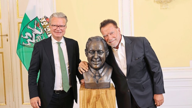 Superstar Arnold Schwarzenegger unveiled the bust of Josef Krainer together with Styrian Governor Christopher Drexler. (Bild: Jauschowetz Christian/Christian Jauschowetz)