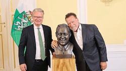 Superstar Arnold Schwarzenegger enthüllte gemeinsam mit dem steirischen Landeshauptmann Christopher Drexler die Büste von Josef Krainer.  (Bild: Jauschowetz Christian/Christian Jauschowetz)