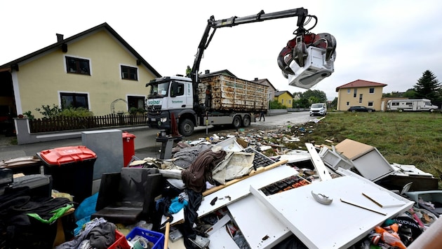 In ganz Österreich sind zahlreiche Einsatzkräfte mit Aufräumarbeiten beschäftigt. (Bild: APA/HELMUT FOHRINGER)