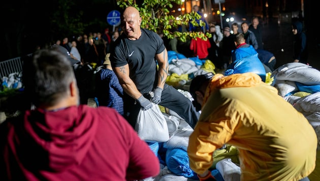 In Nysa packen die Dorfbewohner mit an, um eine Katastrophe zu verhindern. (Bild: AFP/Mateusz SLODKOWSKI)