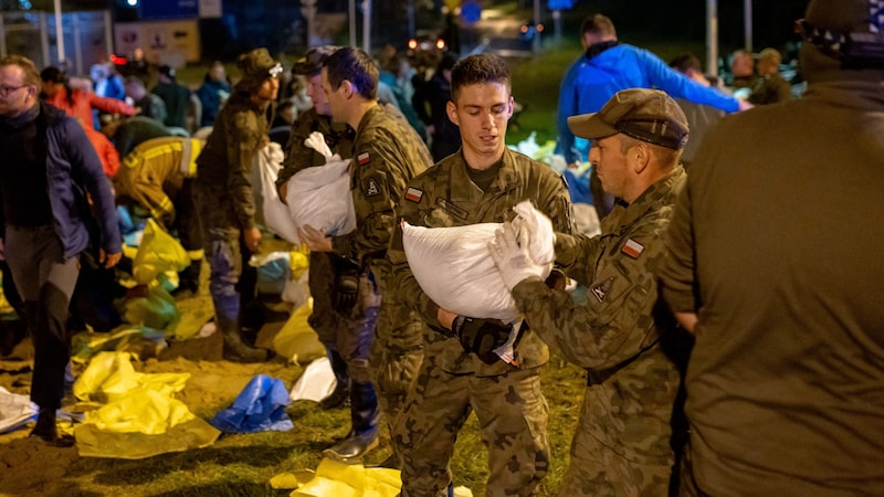 Bisher konnte in Nysa ein Dammbruch verhindert werden. (Bild: AFP/Mateusz SLODKOWSKI)