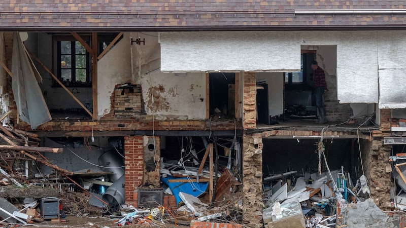 In the south of Poland, entire areas were completely devastated. (Bild: AFP/Mateusz SLODKOWSKI)