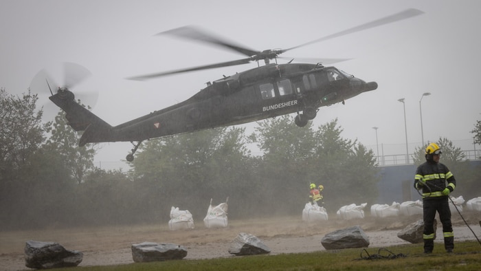 Mithilfe von Blackhawk-Helikoptern wurde die Zahl der Sandsäcke um 640.000 aufgestockt.