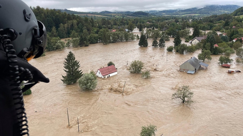 Von manchen Wohnhäusern sind nur noch Dächer zu sehen. (Bild: AP/KG PSP)