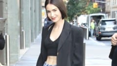 Lily Collins flexes her wow-belly muscles in New York. (Bild: picturedesk.com/MediaPunch / Action Press)