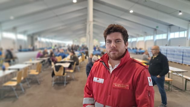 Der Tullner Bezirksrettungskommandant Martin Koreska im Notquartier in der Messehalle. (Bild: Lauber)