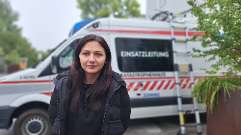 Svitlana H. (31) aus Langenschönbichl dankt der Organisation vor Ort. (Bild: Lauber)