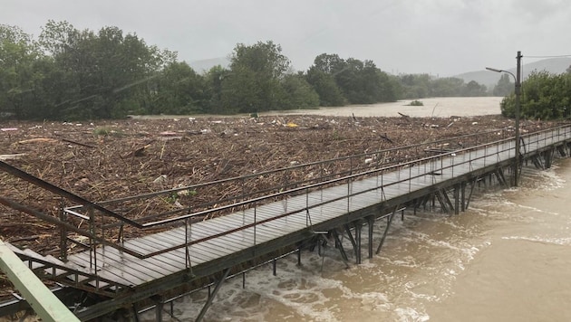 The weirs in the west of Vienna also kept tons of driftwood away from the city. It will still take some time for the MA 45 to remove it. (Bild: Stadt Wien / Wiener Gewässer)