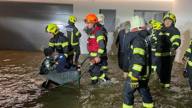 Mauerkirchen firefighters transport children through the water in a wheelbarrow (Bild: FF Mauerkirchen)