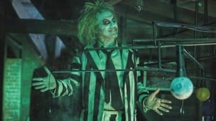 Michael Keaton schlüpfte nach 36 Jahren wieder in die Rolle des Beetlejuice. (Bild: © 2023 Warner Bros. Entertainment Inc. All Rights Reserved.)