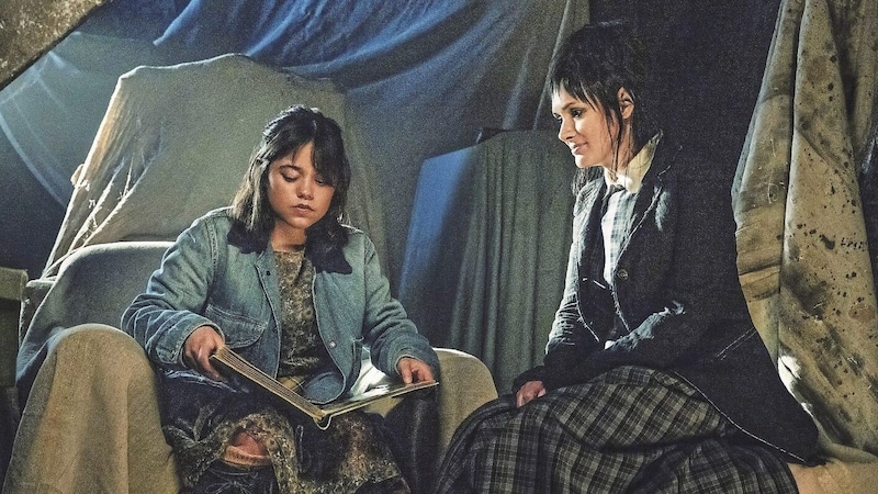 Aus dem Originalfilm mit dabei ist auch Winona Ryder, für die Fortsetzung neu dazugekommen ist „Wednesday“-Star Jenna Ortega.  (Bild: © 2023 Warner Bros. Entertainment Inc. All Rights Reserved.)